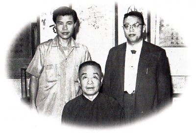 國畫家林謀秀（左）與恩師馬壽華院長（中）、郭燕嶠（右）名畫家合影。